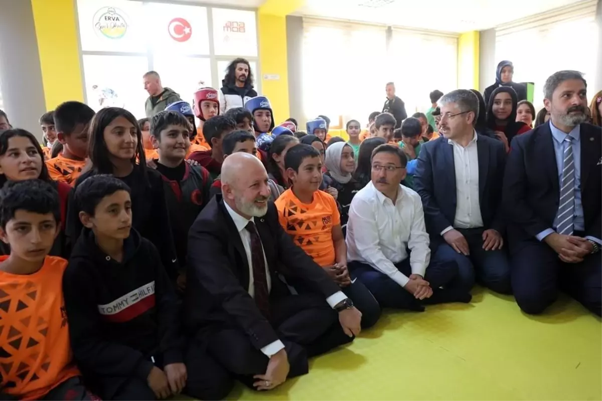 Kocasinan’da Gençlere Voleybol ve Halı Saha Müjdesi