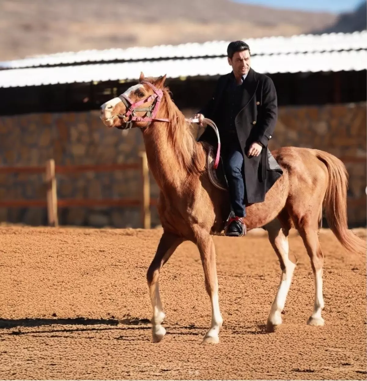 Ozan Akbaba’nın ‘Uzak Şehir’ Tanıtımındaki Atlı Performansı İzleyicileri Büyüledi