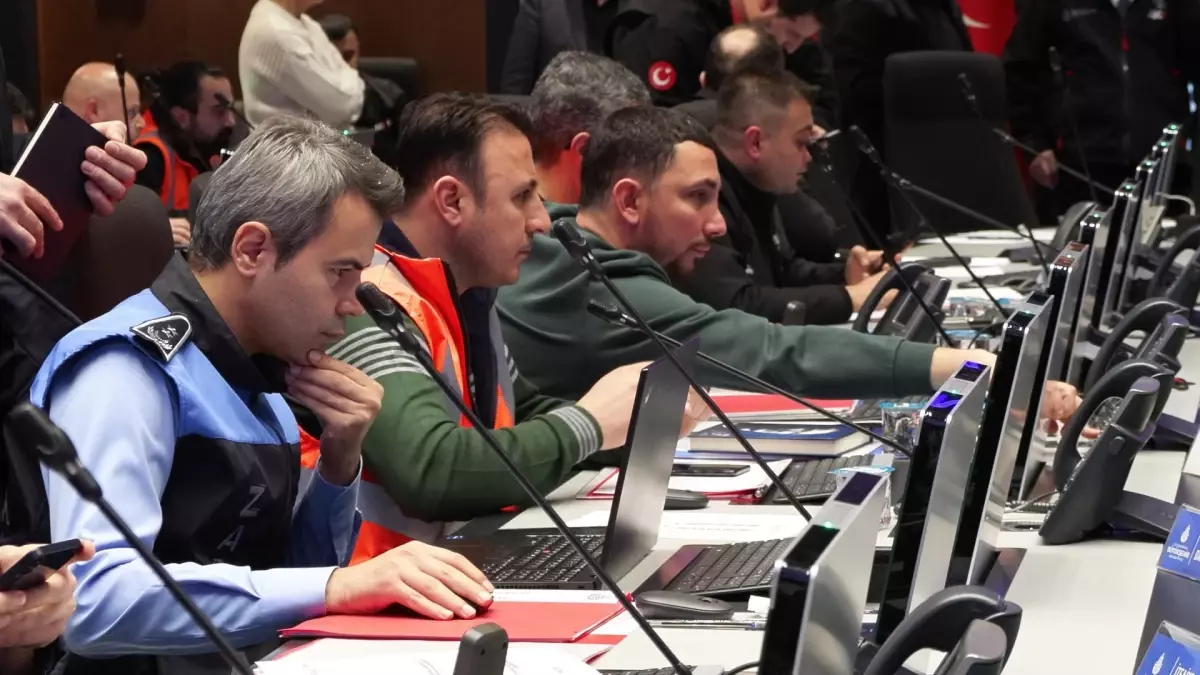 İmamoğlu: Saat 02.00’ye kadar metro ve tramvay seferleri hizmet verecek