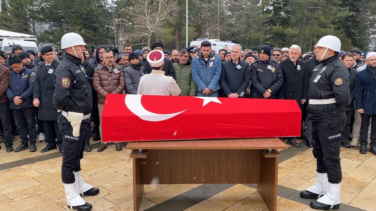 İzmir’de motosiklet kazasında yaşamını yitiren polis son yolculuğuna uğurlandı