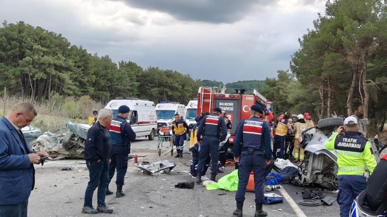 Balıkesir’de 4 araç birbirine girdi: 1 ölü, 10 yaralı