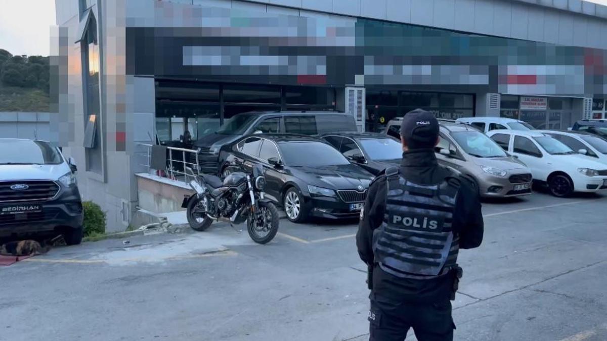 Bağcılar’da oto galeriye el yapımı patlayıcı atıldı