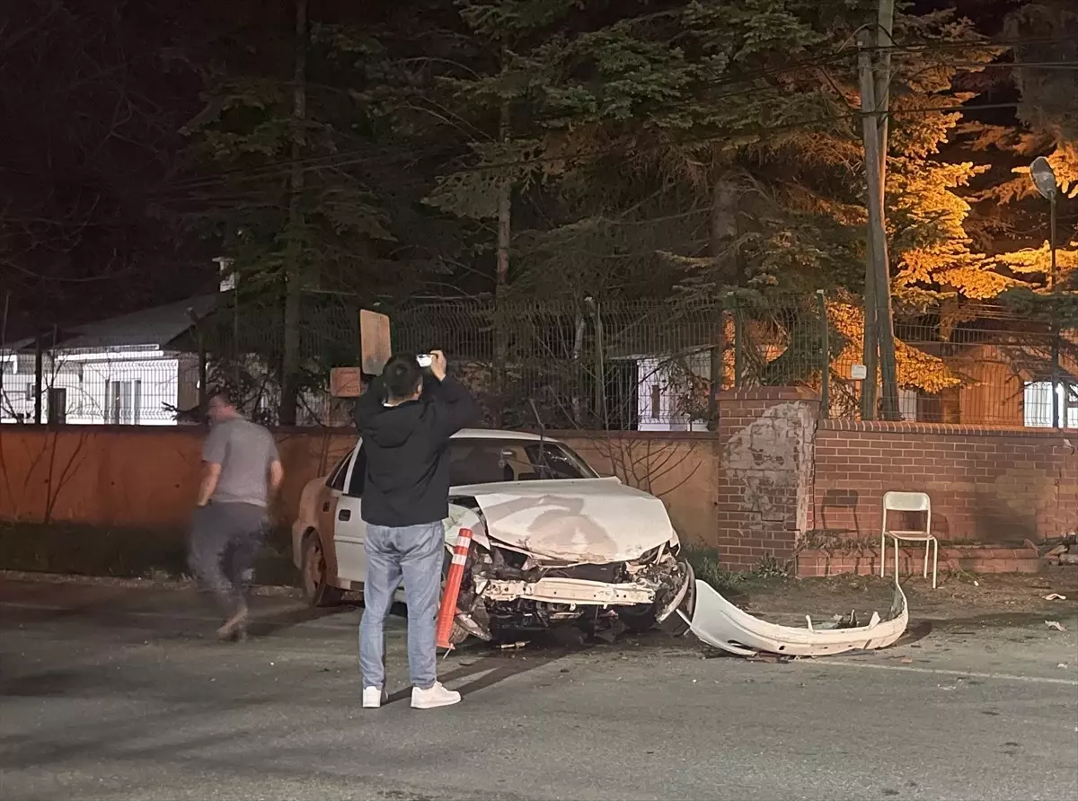 Bolu’da Otomobil Istinat Duvarına Çarptı
